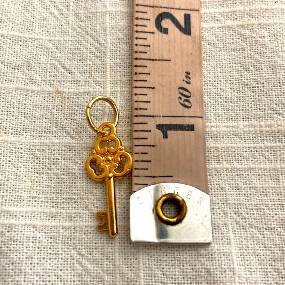 5/$10❤️❤️❤️NEW Rose Gold Tone Alloy KEY Charm - Picture 2 of 2